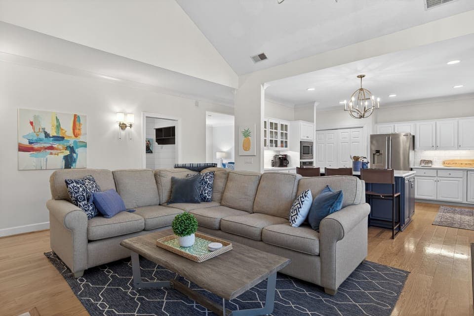 36 Red Oak | Main living room w/ ample seating & smart TV - 36 Red Oak | Main living room w/ ample seating & smart TV