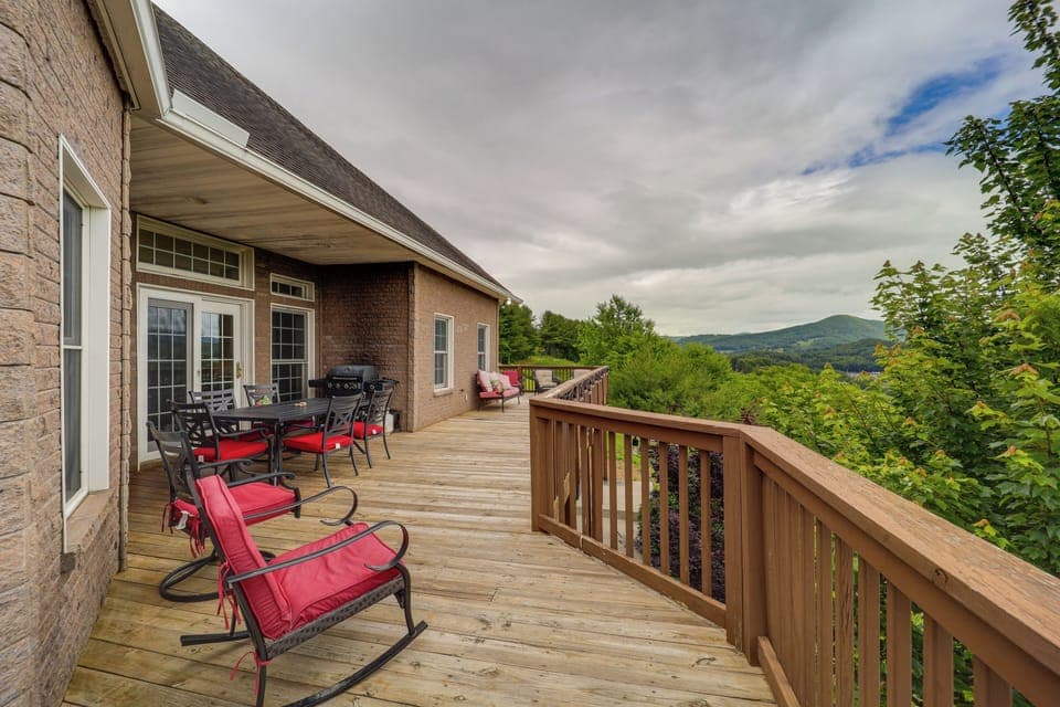 West Jefferson Vacation Rental | 5BR | 4BA | 6,000 Sq Ft | Stairs Optional