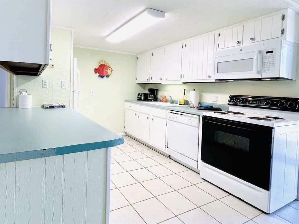 Bring the family together with easy meals and snacks in this beach condo kitchen.

