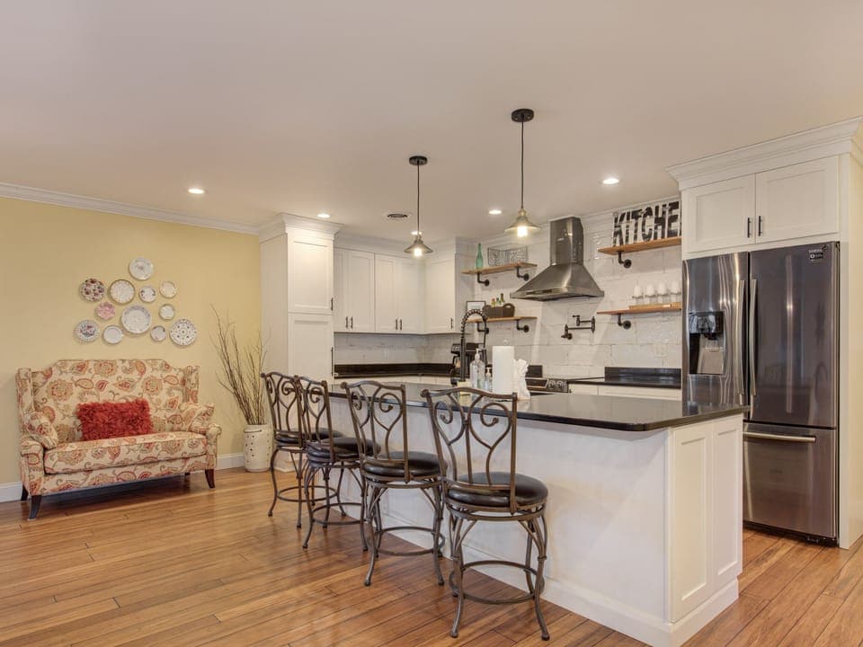 Breakfast Bar - Kitchen