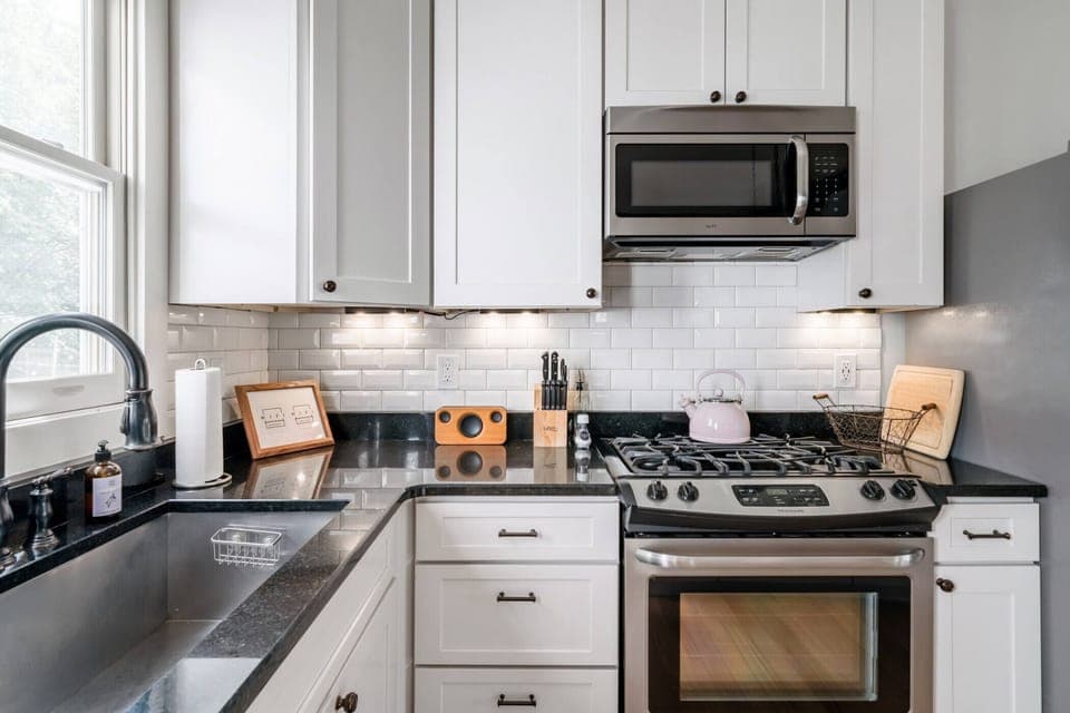 Large kitchen with everything you could need!
