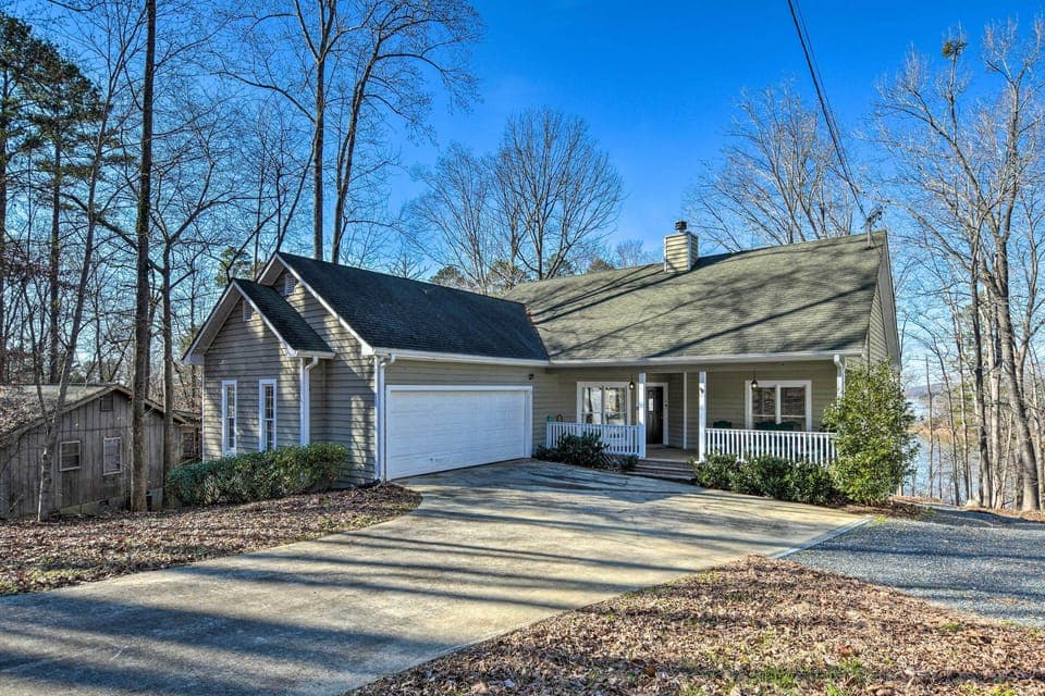 Lavonia Vacation Rental | 5BR | 3.5BA | 3,000 Sq Ft | Access Only by Stairs