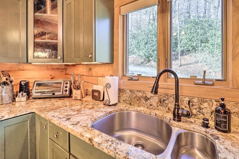 Kitchen | Ice Maker | Garbage Disposal