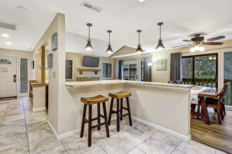 Eat-In Kitchen Counter