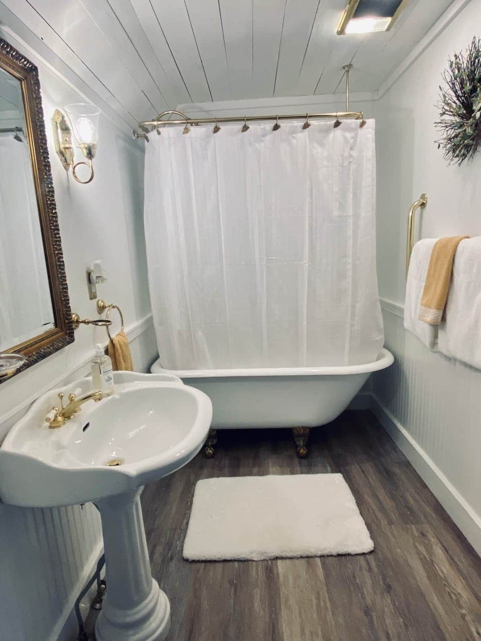 Shared Bathroom/Shower for 2 rooms at The Hopestead