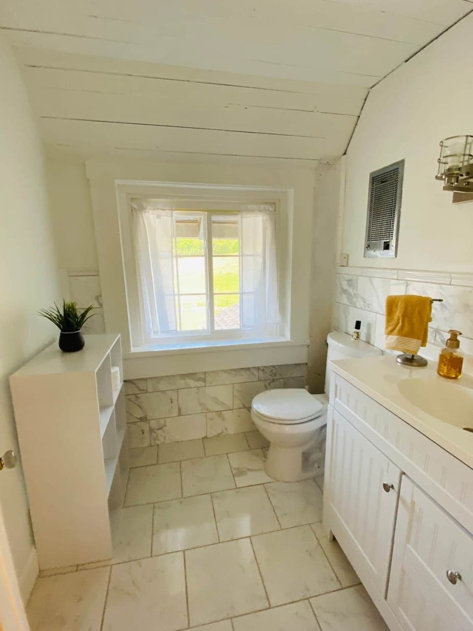 The private restroom adjoining the Honey Room