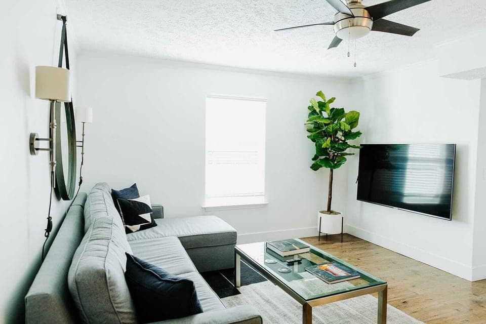 Queen-Size Luxury Sofabed!