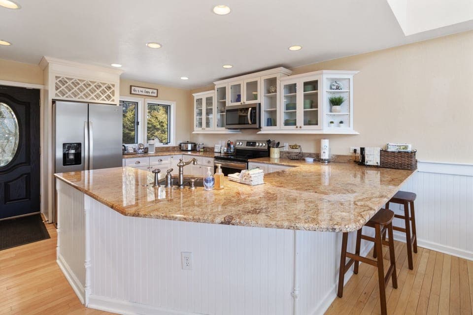 Well Equipped Kitchen and Bar Seating