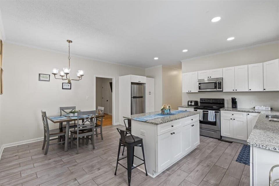 Your entire home in Augusta awaits. Park with ease, step inside and enjoy this cozy space just a short drive from Augusta National and Downtown Augusta. 