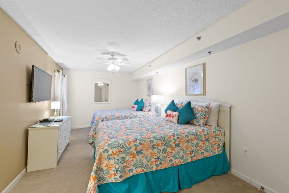 3rd Bedroom w/2 Queens