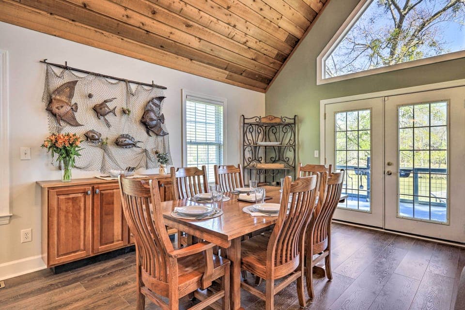 Dining Area | Dishware/Flatware