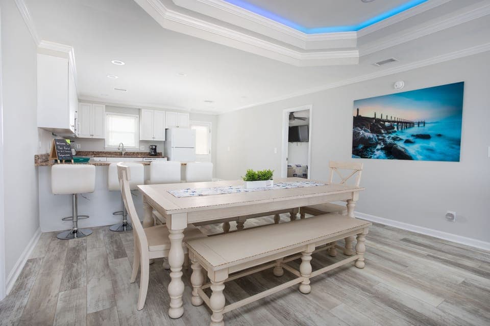 Dining area with kitchen peninsula seating