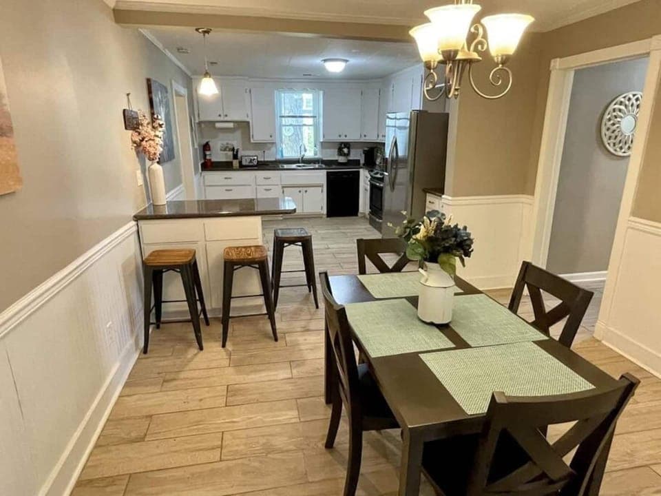 seating for 7 in dining area