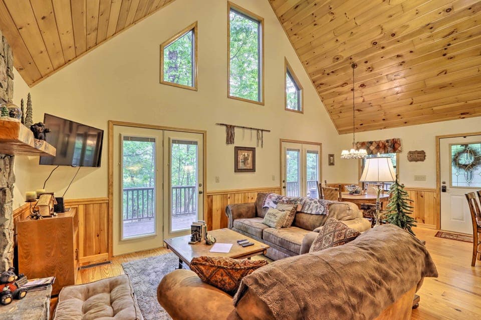 Murphy Vacation Rental | 2BR | 2BA | 1,294 Sq Ft | Steps Required