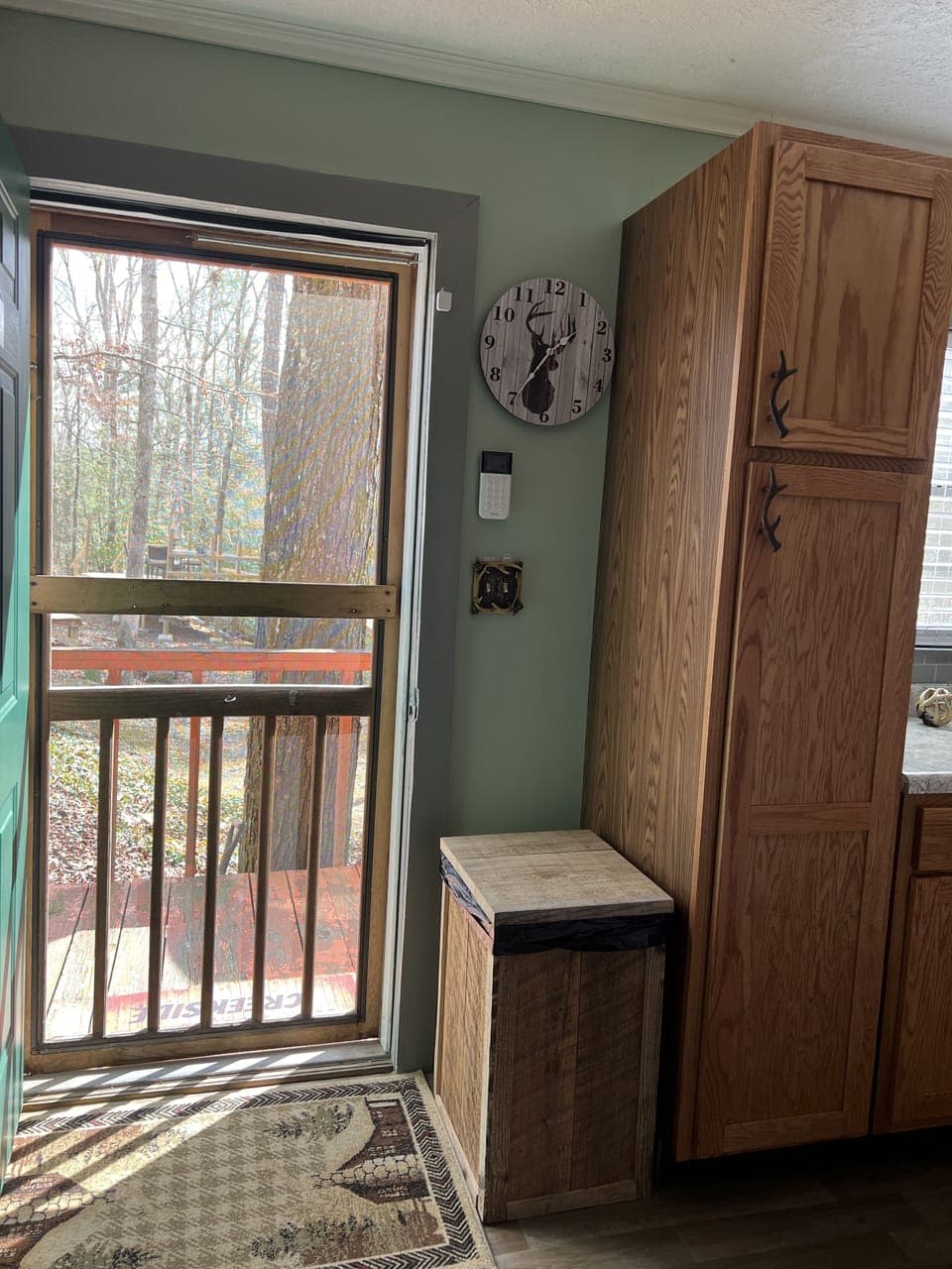 Kitchen screen door to the grill area.