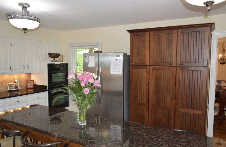 The kitchen: Bosch convection oven, refrigerator with ice maker and a dishwasher