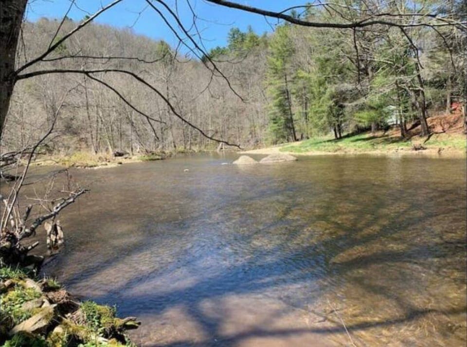 Cabin is located directly across from the Watauga River. Full access for guests