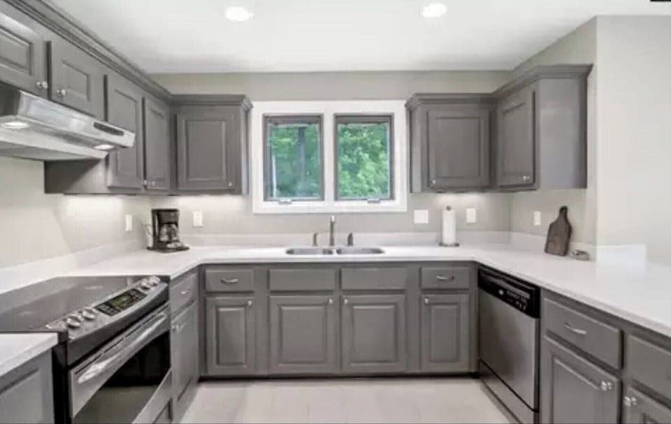 Fully equipped kitchen with breakfast bar