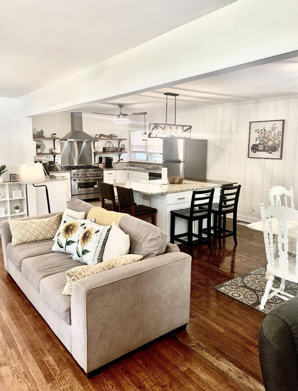 Open concept space. You can enjoy cooking a meal & watch a movie simultaneously.