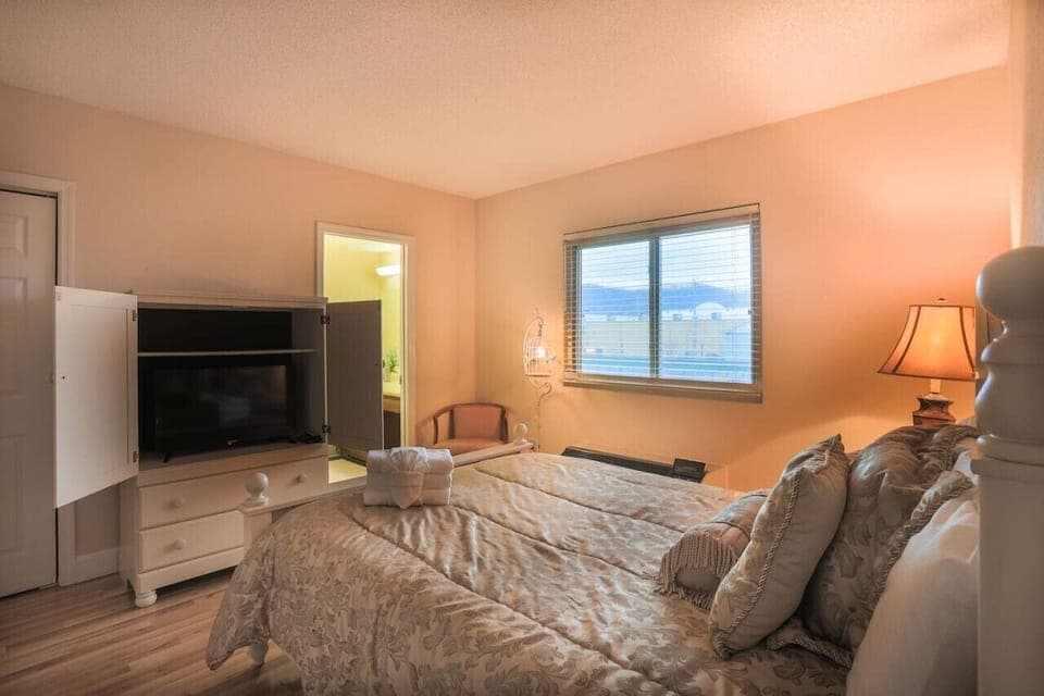 Second bedroom with mountain view