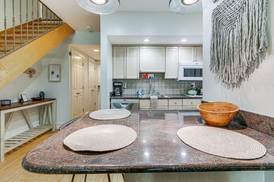 Kitchen | Breakfast Bar | Dishware & Flatware Provided
