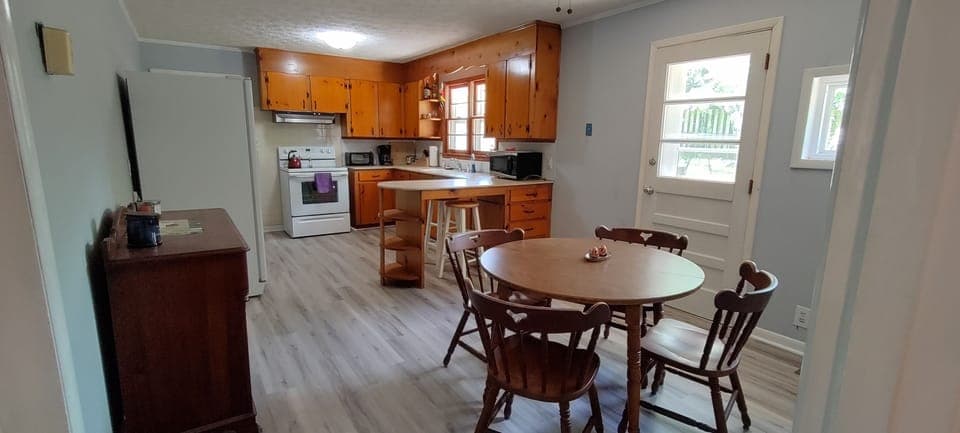 Dine in kitchen