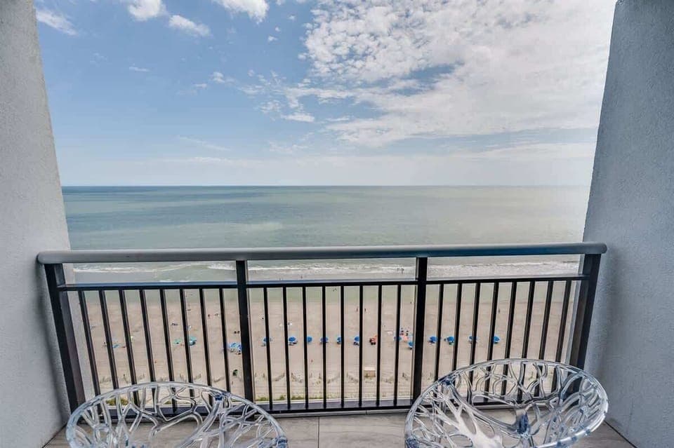 Balcony with Amazing Views of the Ocean