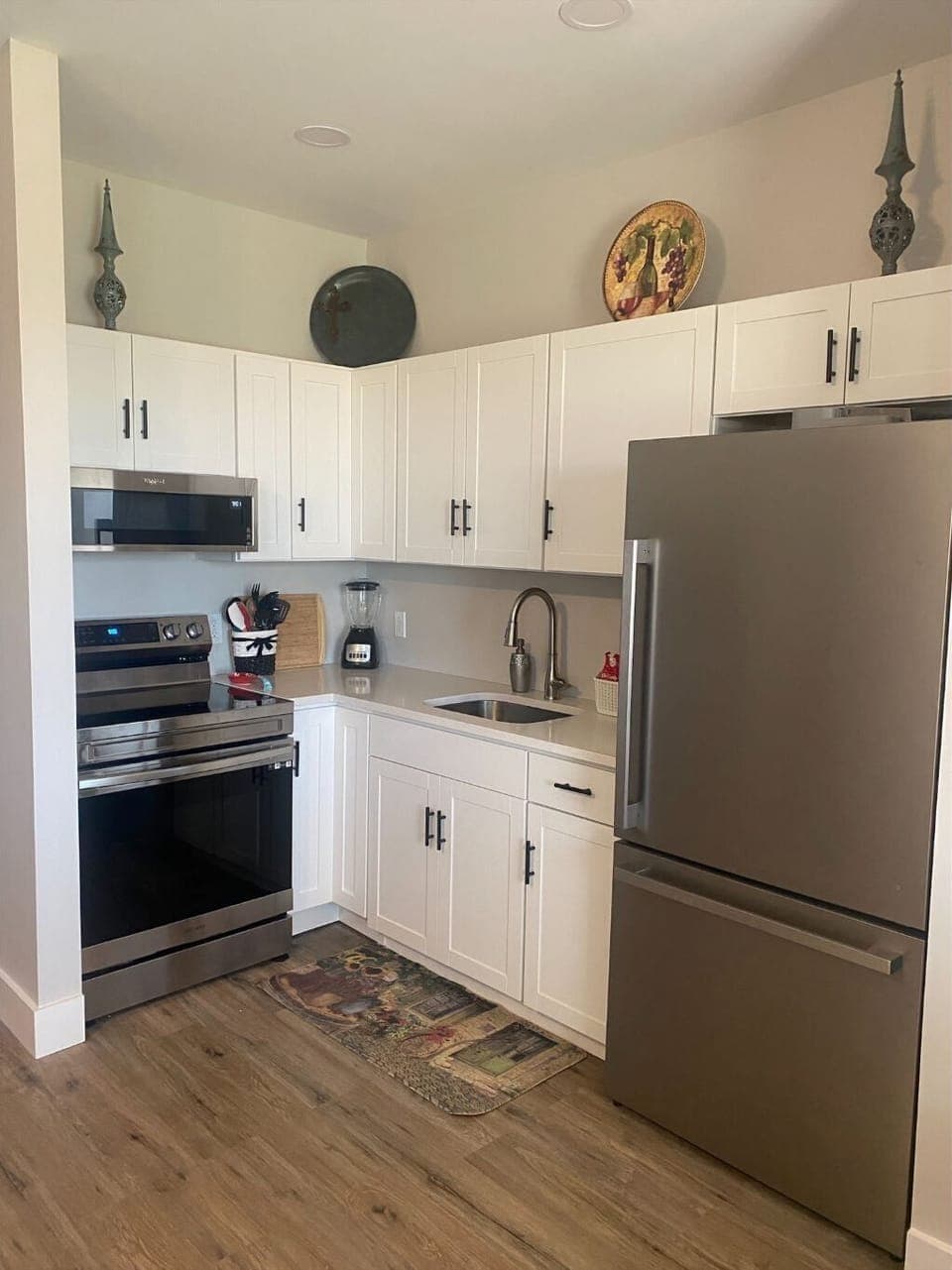Fully equipped kitchen with full-oven and refrigerator
