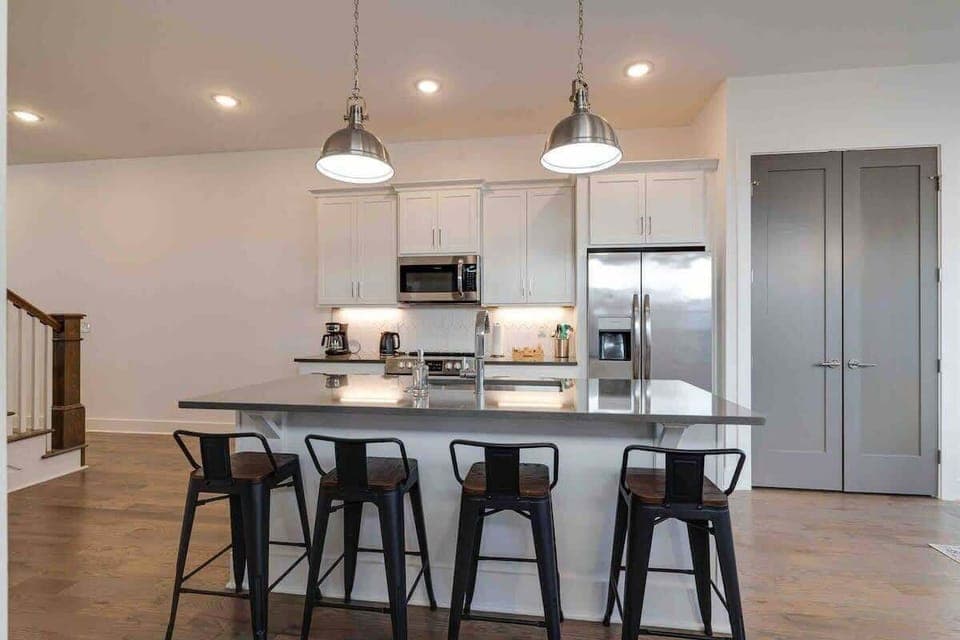 Modern Kitchen: Sleek design with seating, light, and all the essentials.