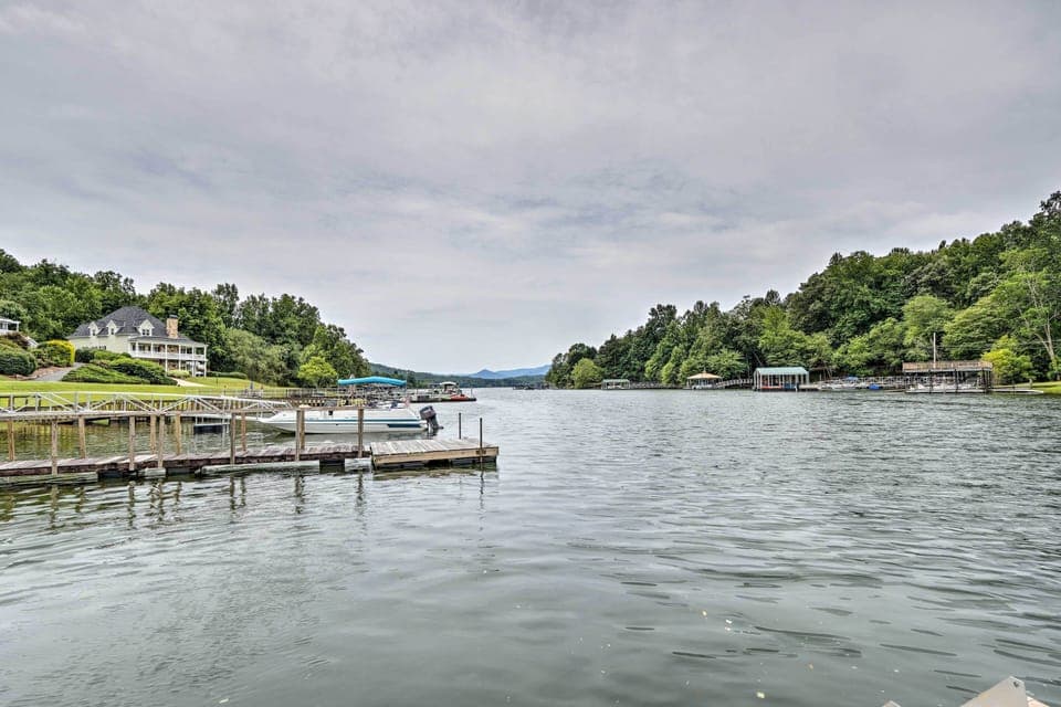 Hayesville Vacation Rental | 3BR | 3BA | 1 Step to Enter