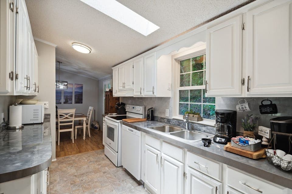 Large kitchen-microwave, Airfryer, coffee station and many extras