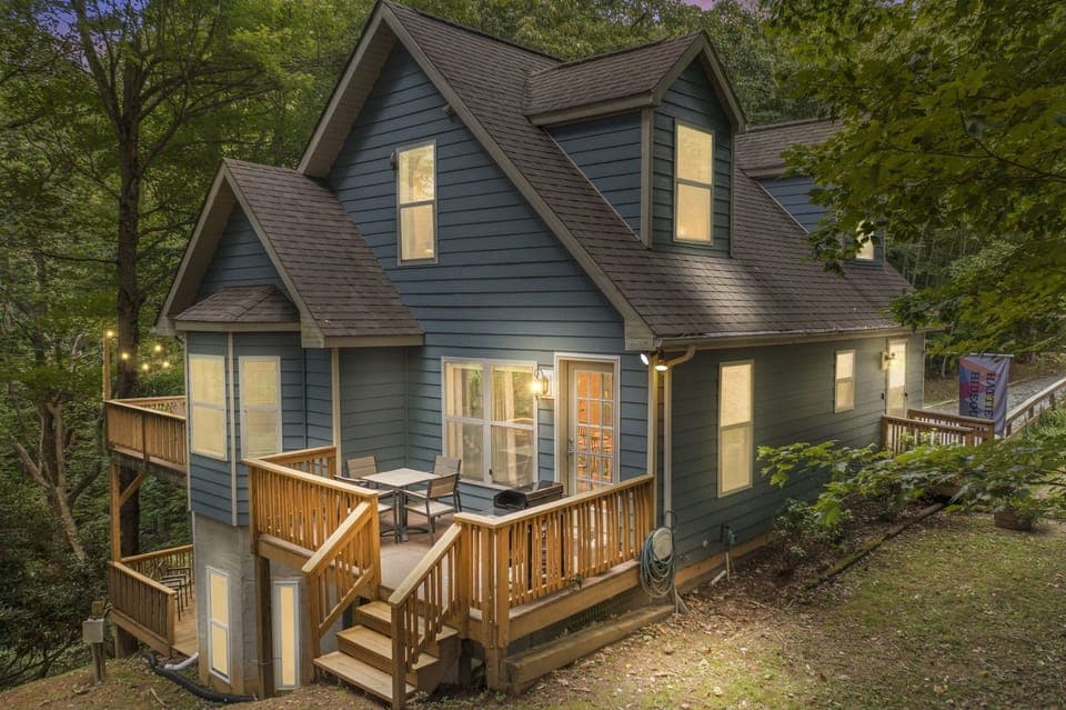 Welcome to Hattie's Hideout. Enjoy the great outdoors from one of our 3 decks. 