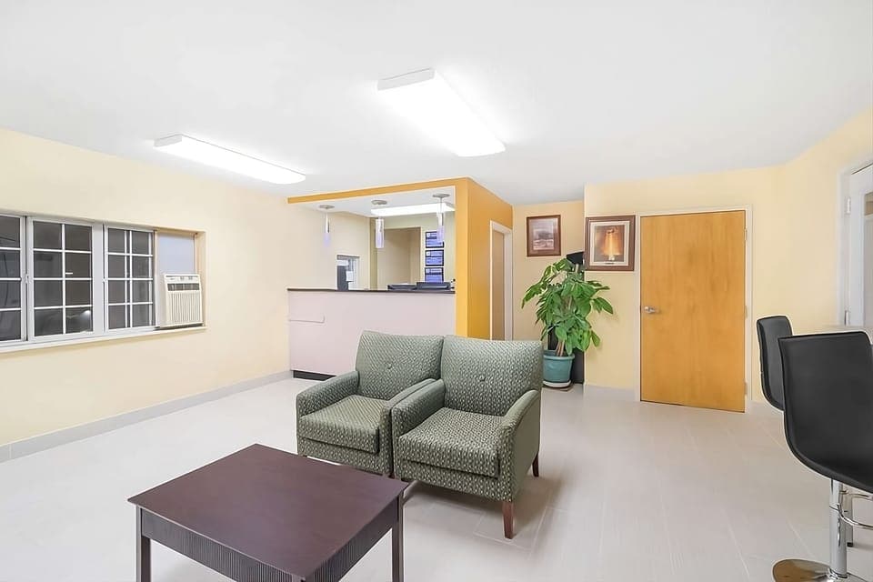 Lobby area and access to property amenities in case of an early arrival