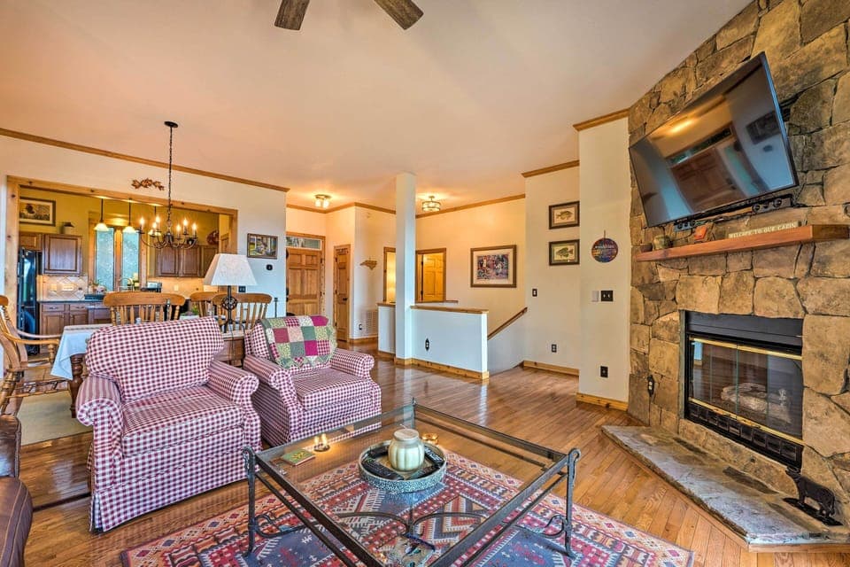 Living Room | Free WiFi | Smart TV w/ Cable | Central A/C