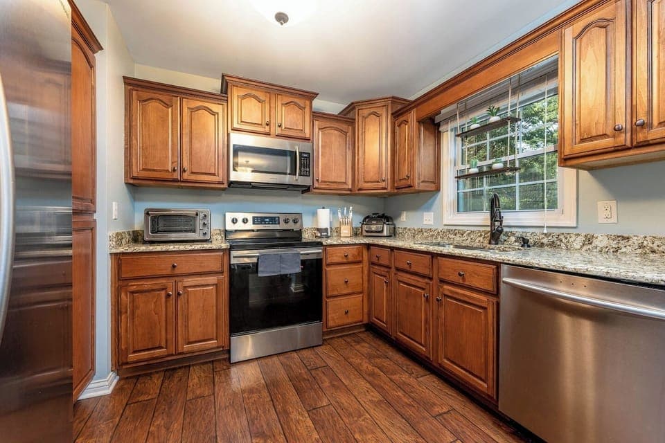 Full kitchen with all of your cooking needs. 