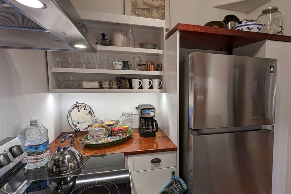Complimentary coffee & tea service, drinking water & a few munchies