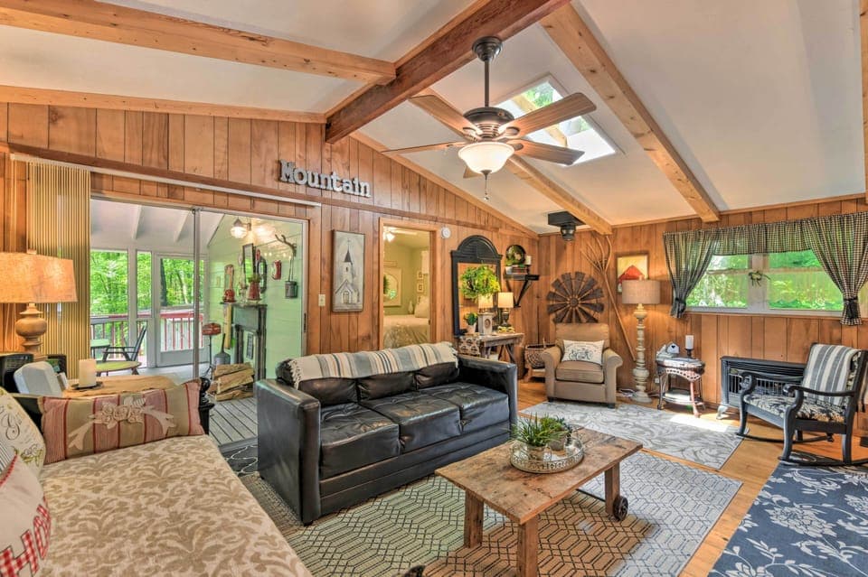 Franklin Vacation Rental | 2BR | 2BA | 712 Sq Ft | 3 Steps Required