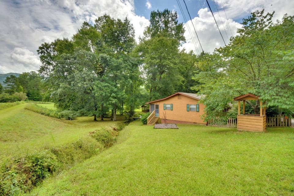 Murphy Vacation Rental | 3BR | 2BA | 1,350 Sq Ft | Stairs Required