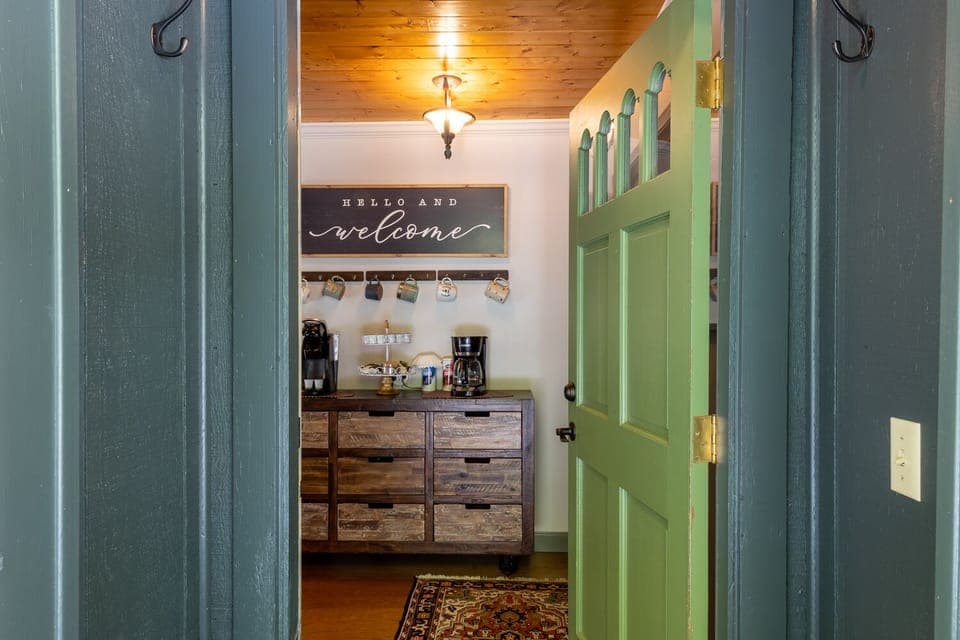 Please Come In!