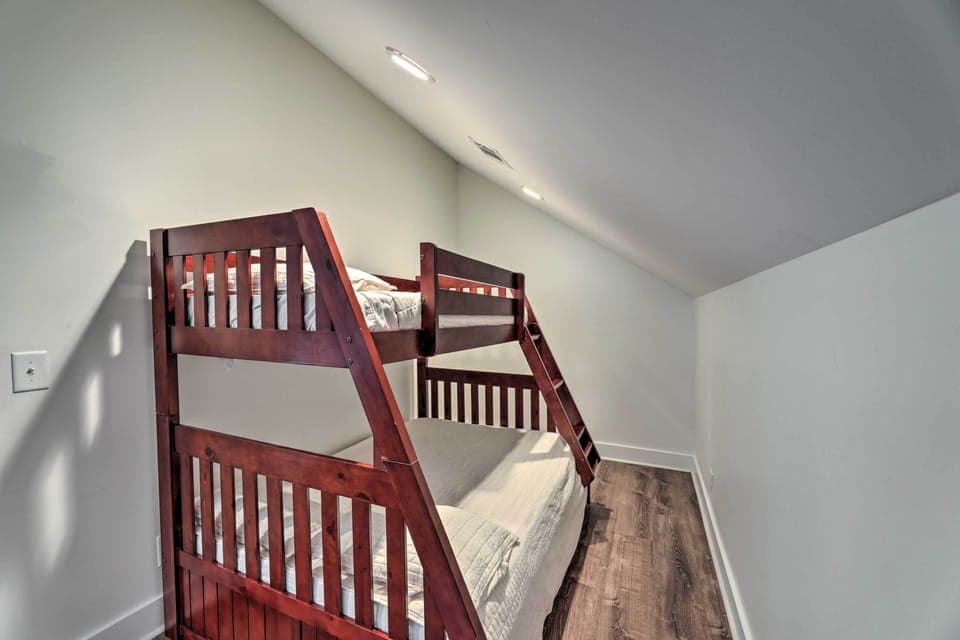 Living Room | Upstairs | Twin/Full Bunk Bed