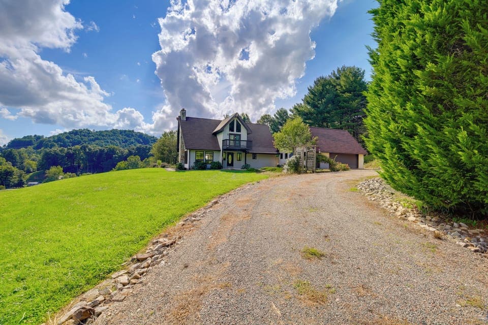 Mountain City Vacation Rental | 3BR | 2.5BA | 2,221 Sq Ft | Stairs Required