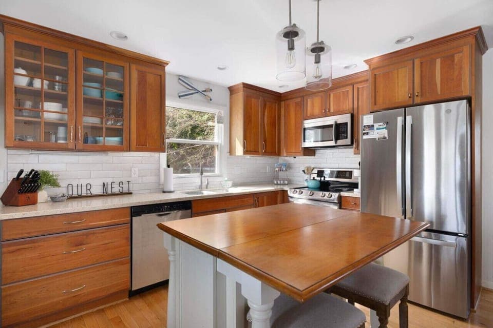 Cooking feels like a breeze in this kitchen, complete with all the essentials and more.