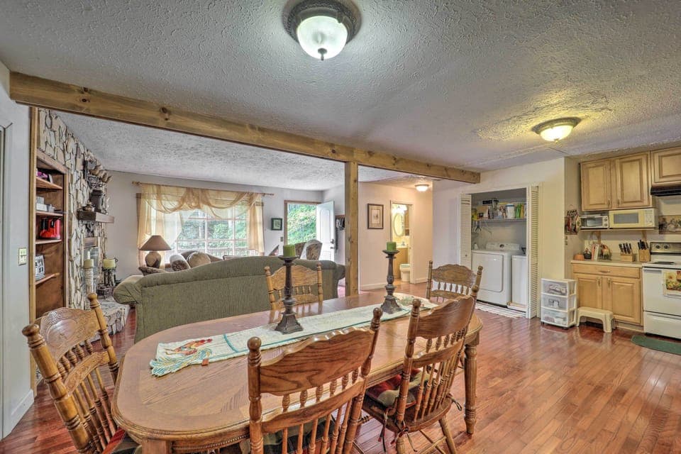 Dining Area | Dishware & Flatware Provided