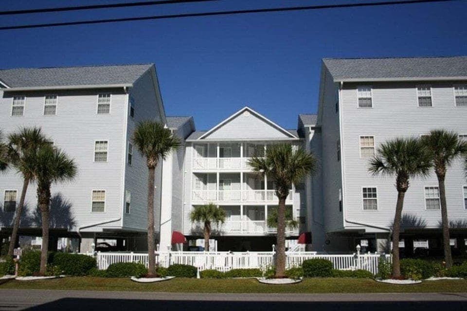 4 bedrooms, 4 full baths, sleeps 12, and just a short walk to the beach in Cherry Grove. 🌊