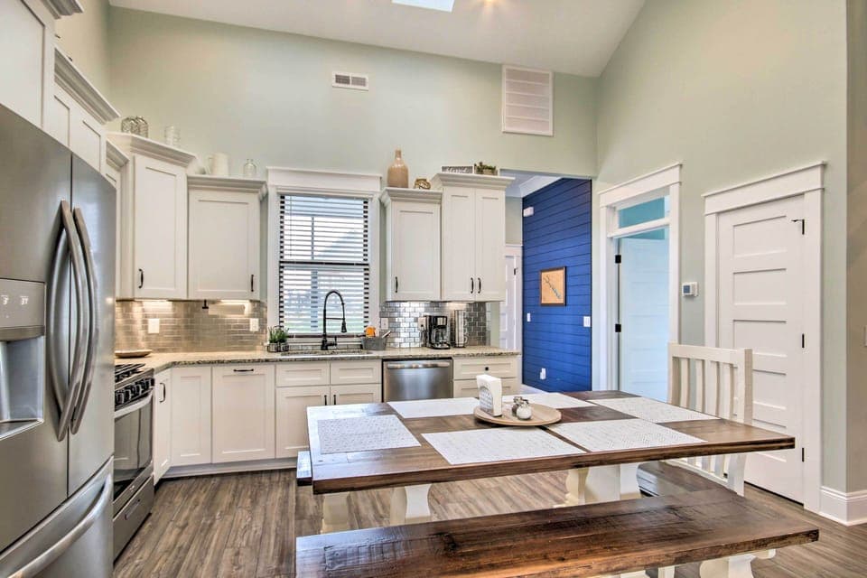 Dining Area | Dishware/Flatware Provided