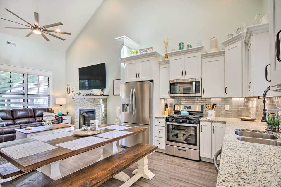 Kitchen | Cooking Basics | Coffee Maker | Paper Towels/Trash Bags Provided