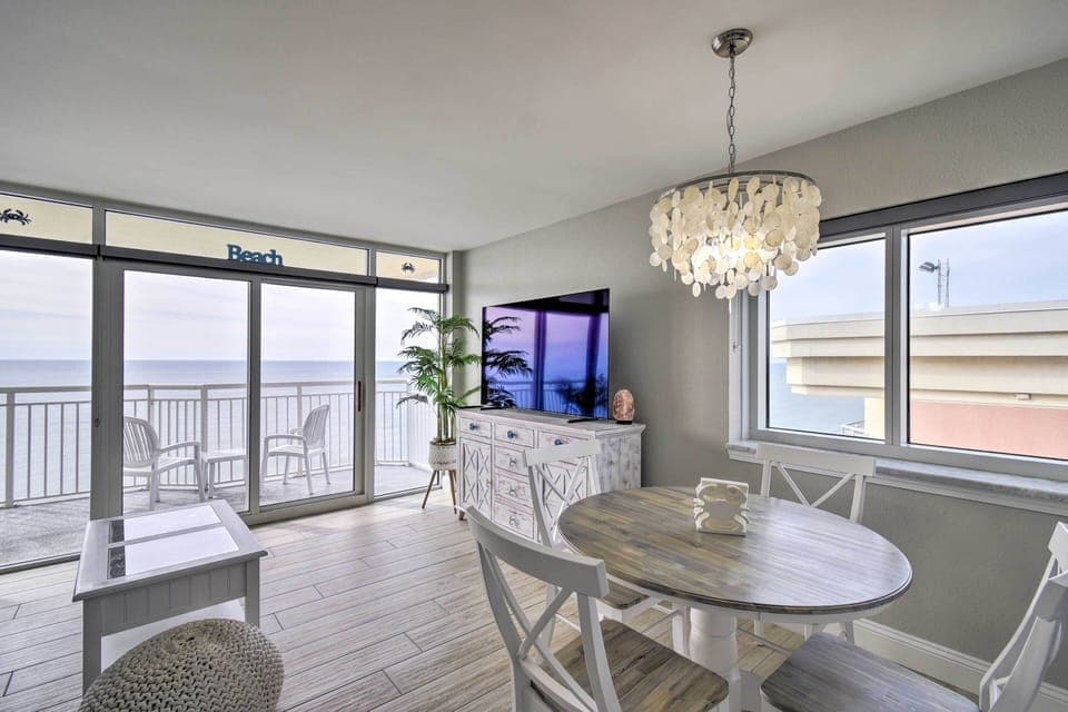 Dining Area | Dishware & Flatware Provided