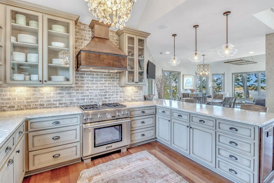 Beautiful kitchen that is fully equipped and has everything you need.