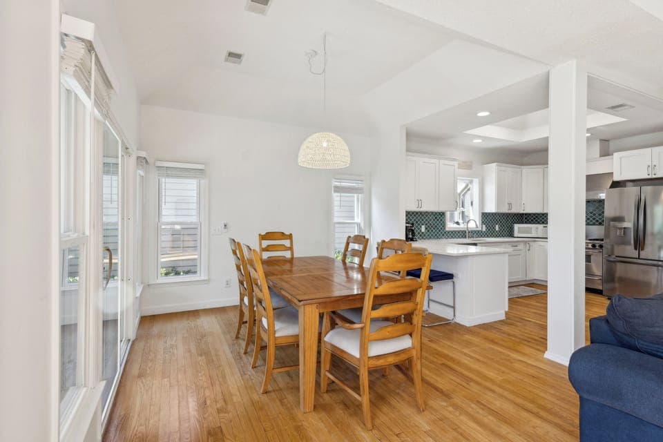 Dining table featuring 6 chairs.
