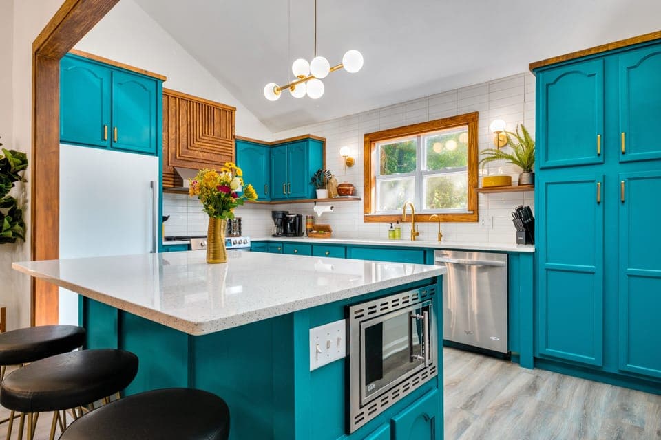 Great Kitchen layout, plenty of space for all your friends. 